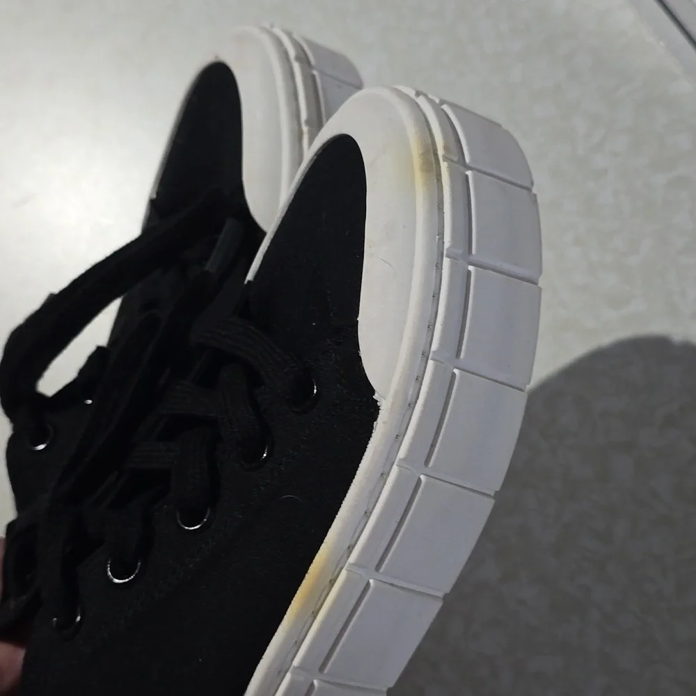No Boundaries comfortable sneakers